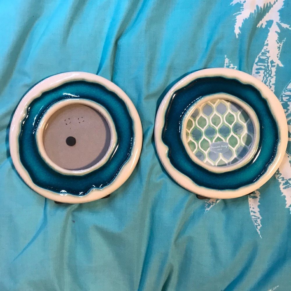 🔹2 Round Picture Frames